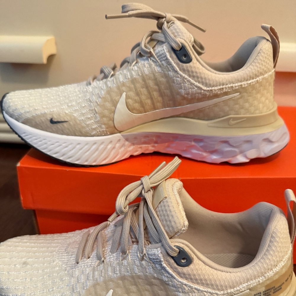 Women’s Nike Running Shoes Size 7 NIB